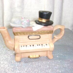 H-256 VINTAGE FROM THE 70'S SMALL DECORATIVE PIANO AND CAT TEAPOT W/TOPHAT LID